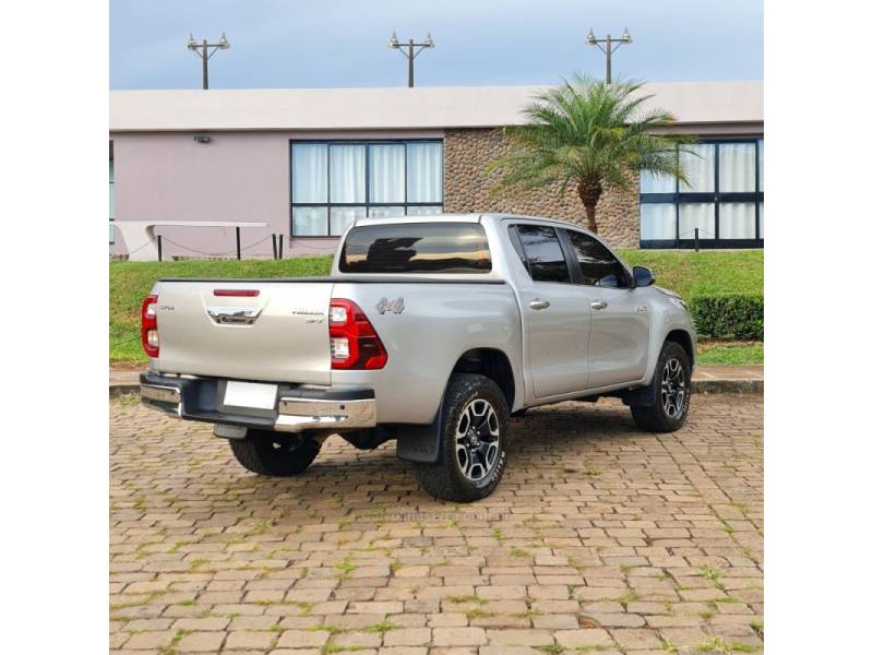 TOYOTA - HILUX - 2020/2021 - Prata - R$ 238.990,00