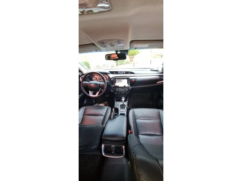 TOYOTA - HILUX - 2020/2021 - Prata - R$ 238.990,00