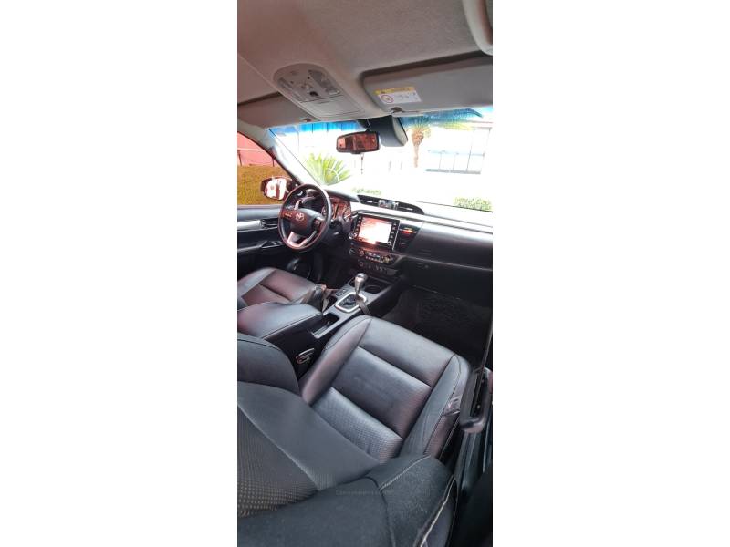 TOYOTA - HILUX - 2020/2021 - Prata - R$ 238.990,00