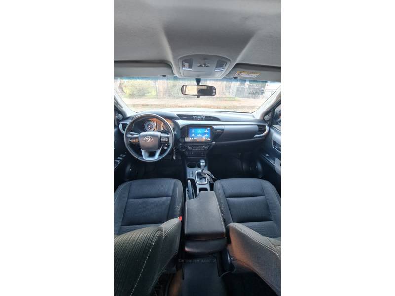TOYOTA - HILUX - 2023/2024 - Branca - R$ 216.990,00