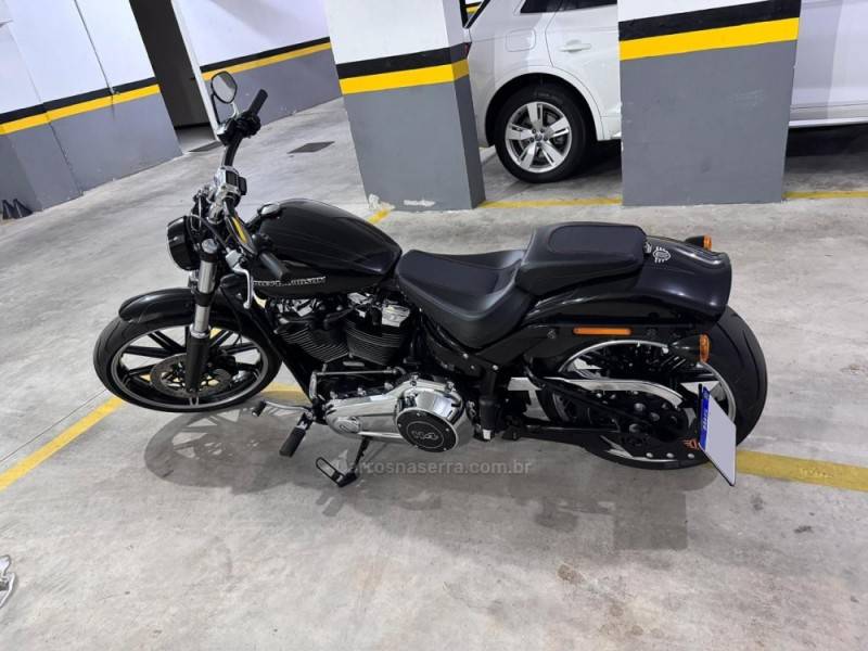 HARLEY-DAVIDSON - SOFTAIL - 2017/2018 - Preta - R$ 76.990,00