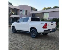 TOYOTA - HILUX - 2023/2024 - Branca - R$ 216.990,00