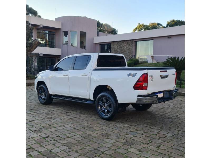 TOYOTA - HILUX - 2023/2024 - Branca - R$ 216.990,00
