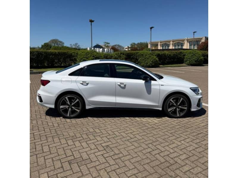 AUDI - A3 - 2023/2024 - Branca - R$ 249.990,00