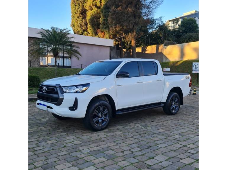 TOYOTA - HILUX - 2023/2024 - Branca - R$ 216.990,00