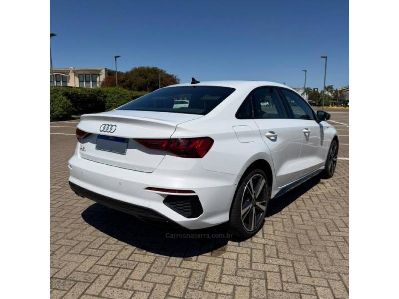 AUDI - A3 - 2023/2024 - Branca - R$ 249.990,00