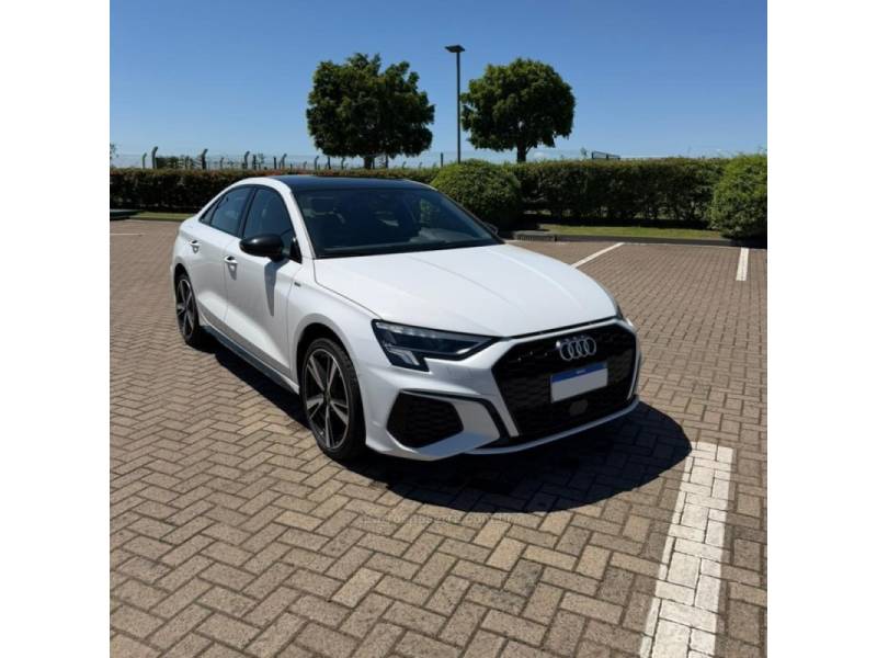 AUDI - A3 - 2023/2024 - Branca - R$ 249.990,00