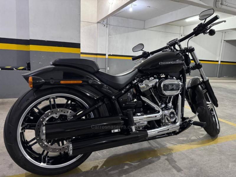 HARLEY-DAVIDSON - SOFTAIL - 2017/2018 - Preta - R$ 76.990,00