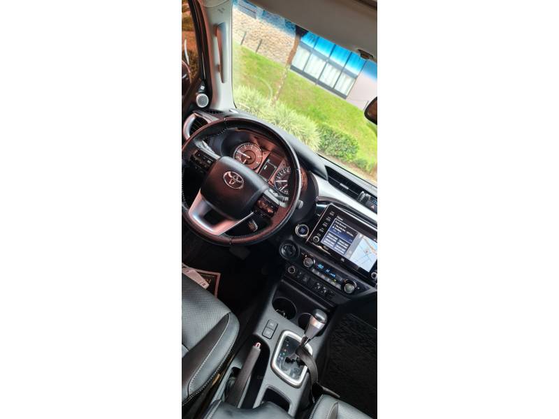 TOYOTA - HILUX - 2020/2021 - Prata - R$ 238.990,00