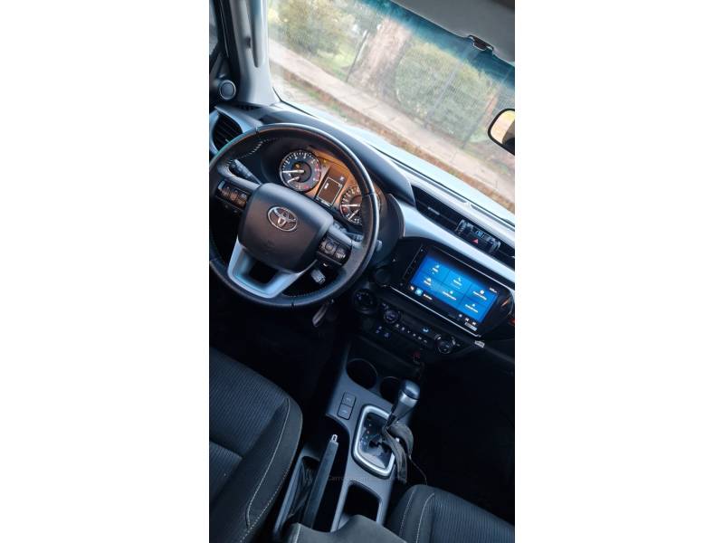 TOYOTA - HILUX - 2023/2024 - Branca - R$ 216.990,00