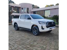 TOYOTA - HILUX - 2023/2024 - Branca - R$ 216.990,00
