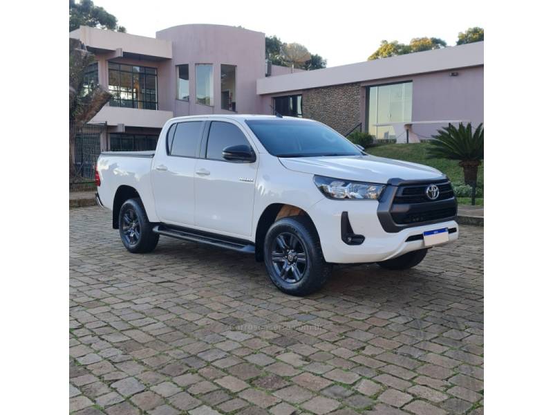 TOYOTA - HILUX - 2023/2024 - Branca - R$ 216.990,00