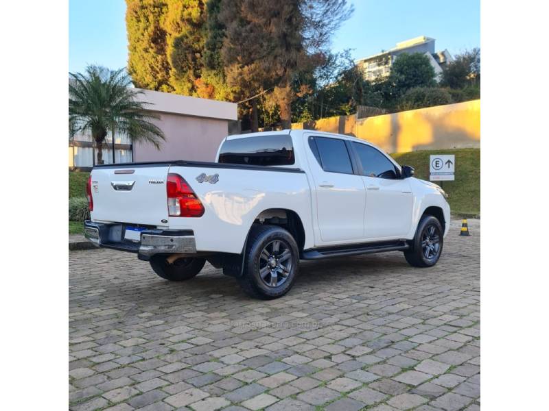 TOYOTA - HILUX - 2023/2024 - Branca - R$ 216.990,00